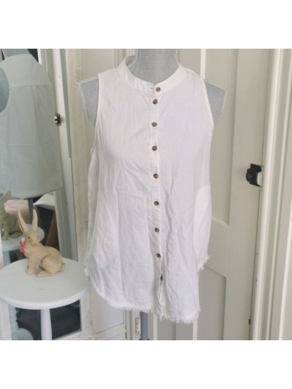 Velvet Heart ♥️ linen rayon blend sleeveless button up blouse. Size small